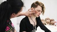 Make up student applying make up