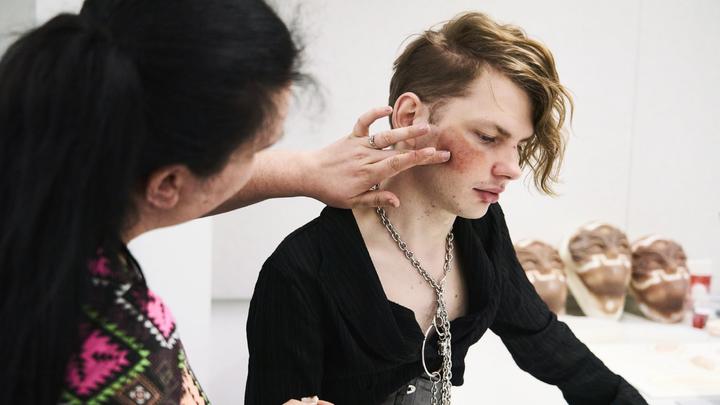 Make up student applying make up