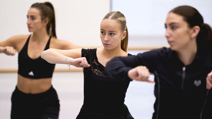 Dancers mid routine